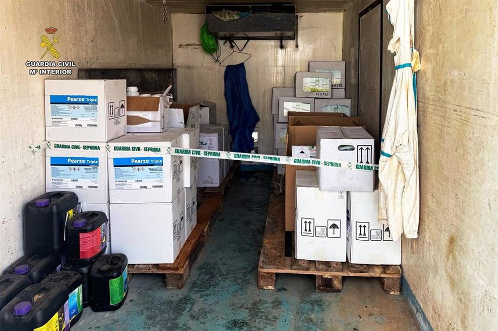 La Guardia Civil inmoviliza más de 1.500 kilos de productos fitosanitarios de un almacén ilegal de Zas (A Coruña).