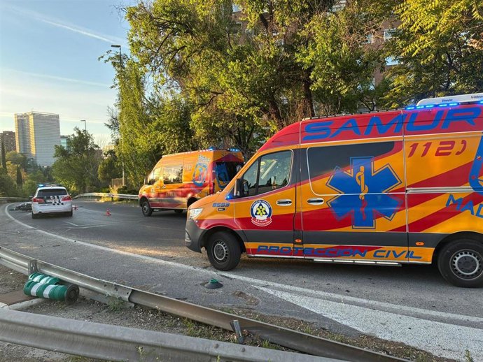 Ambulancias de Samur-Protección Civil en la M-30 desde Avenida de América tras un accidente de moto