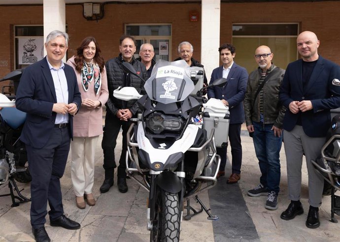La Plaza de España de Lardero ha acogido este lunes 18 de mayo la salida oficial de la IX edición de la Ruta Solidaria 'En Busca de la Sonrisa Perdida 2026'