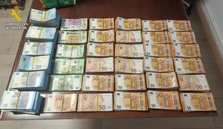 Dinero incautado en el operativo.