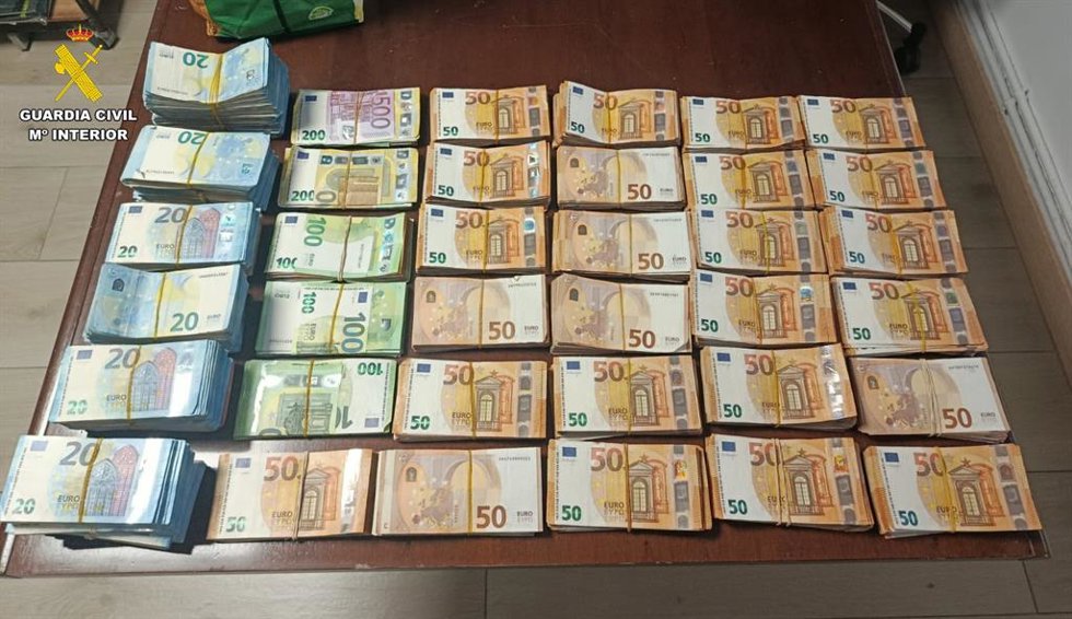 Dinero incautado en el operativo.