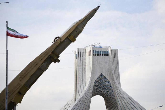 Archivo - Un misil de Irán con el monumento Azadi de fondo durante un desfile en Teherán con motivo del aniversario de la Revolución Islámica de 1979 (archivo)