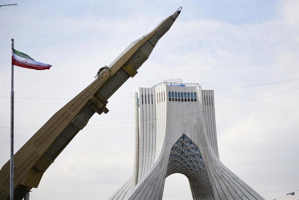 Archivo - Un misil de Irán con el monumento Azadi de fondo durante un desfile en Teherán con motivo del aniversario de la Revolución Islámica de 1979 (archivo)