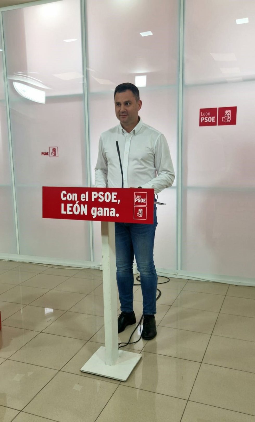 Archivo - El secretario del PSOE en León, Javier Alfonso Cendón, en la sede del partido.