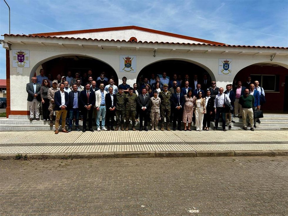 Participantes en una jornada centrada en las oportunidades que el sector de la defensa ofrece al tejido empresarial extremeño y al empleo,