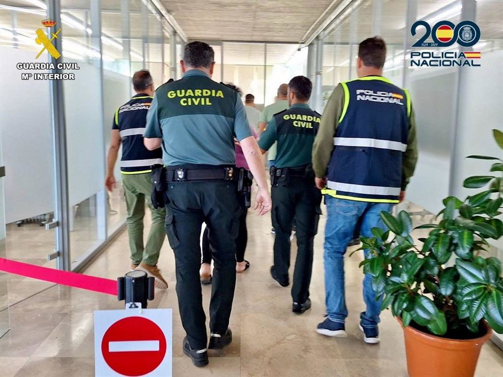 Agentes de la Guardia Civil y de la Policía Nacional