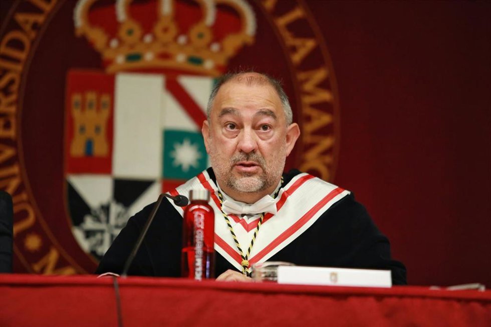 Archivo - El nuevo rector de la Universidad de Castilla-La Mancha (UCLM), José Julián Garde, durante el acto de su investidura, en el Campus de la Fábrica de Armas de la Universidad de Castilla-La Mancha, a 30 de enero de 2025, en Toledo, Castilla-La Manc