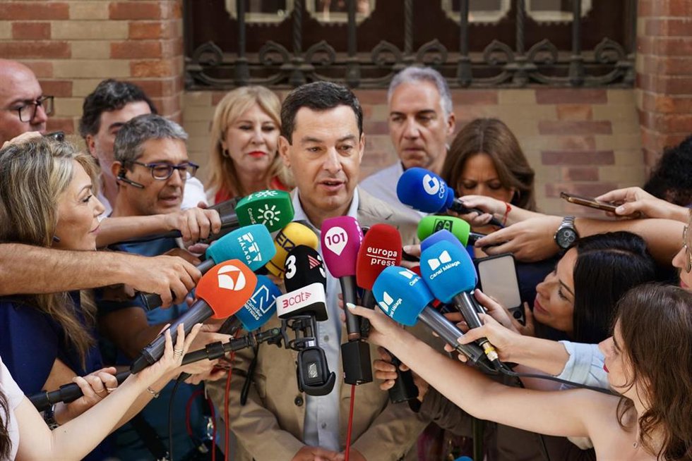 El candidato del PP-A a la reelección al frente de la Junta, Juanma Moreno, atiende a los medios de comunicación tras votar en el colegio Sagrado Corazón de Jesús de Málaga. A 17 de mayo de 2026. (Foto de archivo).