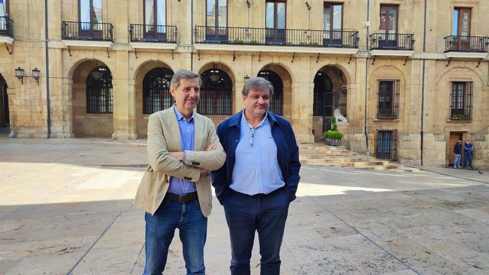 El portavoz del PSOE de Oviedo, Carlos Fernández Llaneza, y el concejal de IU, Alejandro Suárez.