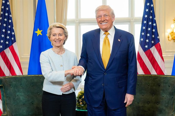 Archivo - La presidenta de la Comisión Europea, Ursula von der Leyen, y el presidente de Estados Unidos, Donald Trump, el pasado verano en Turnberry (Escocia) tras anunciar un pacto para limitar los aranceles a la UE.