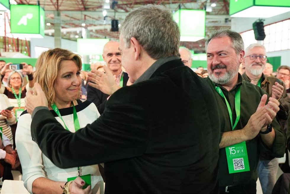 Archivo - La ex presidenta de la Junta de Andalucía, Susana Díaz saluda a el expresidente del Gobierno, José Luis Rodríguez Zapatero,  en la inauguración del XV Congreso del PSOE de Andalucía. 