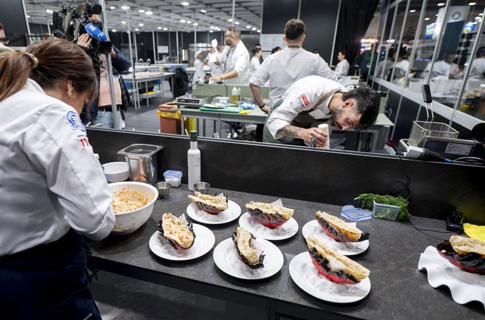 Archivo - Varias cocineros durante la XXIII edición de ‘Madrid Fusión Alimentos de España’, en IFEMA, a 27 de enero de 2025, en Madrid (España).
