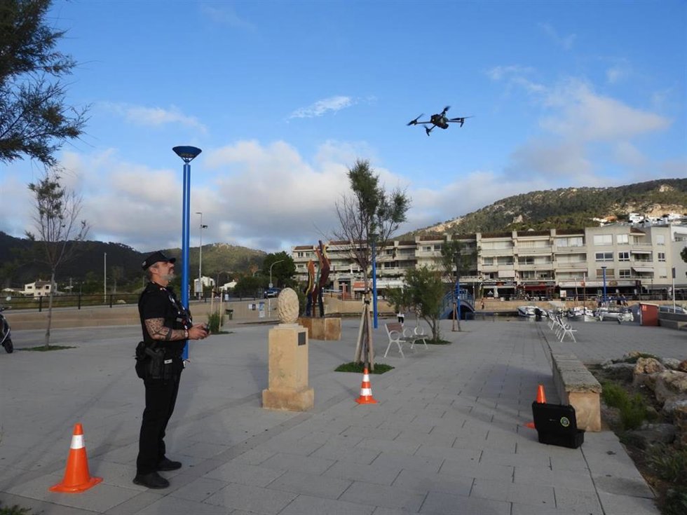 Policía pilotando un dron.