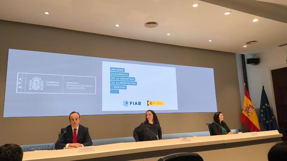 El director general de FIAB, Mauricio García de Quevedo, y la secretaria general de Recursos Agrarios y Seguridad Alimentaria, Ana Rodríguez Castaño, en la presentación del Informe Económico de FIAB