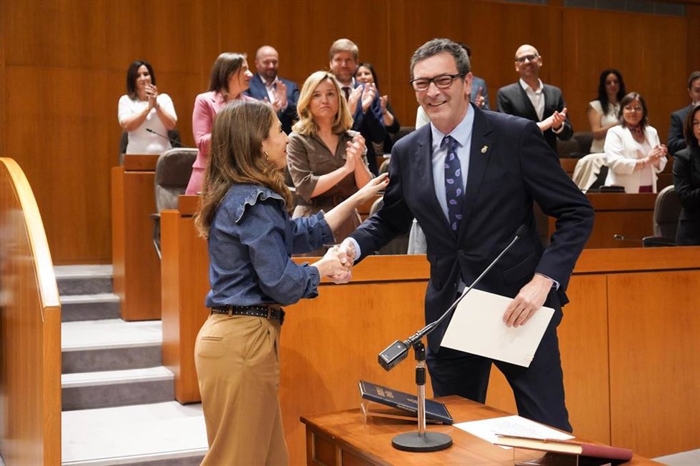 La presidenta de las Cortes de Aragón, María Navarro, felicita al nuevo senador autonómico del PSOE, Rafael Guía.