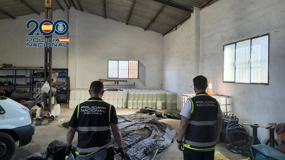 Policías durante un dispositivo antidroga