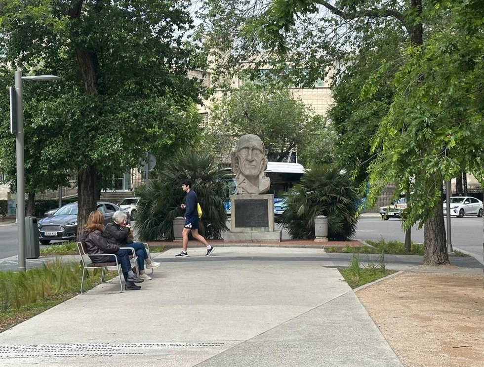 Remodelación del bulevar de la avenida Reina Victoria, donde se ha cambiado la dirección de la estatua de Vicente Aleixandre.