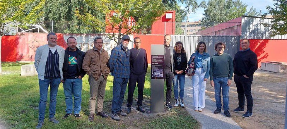 Nuevo tótem que recoge la historia y la toponimia de la denominada plaza Arriasko, junto a los Corralillos del Gas.