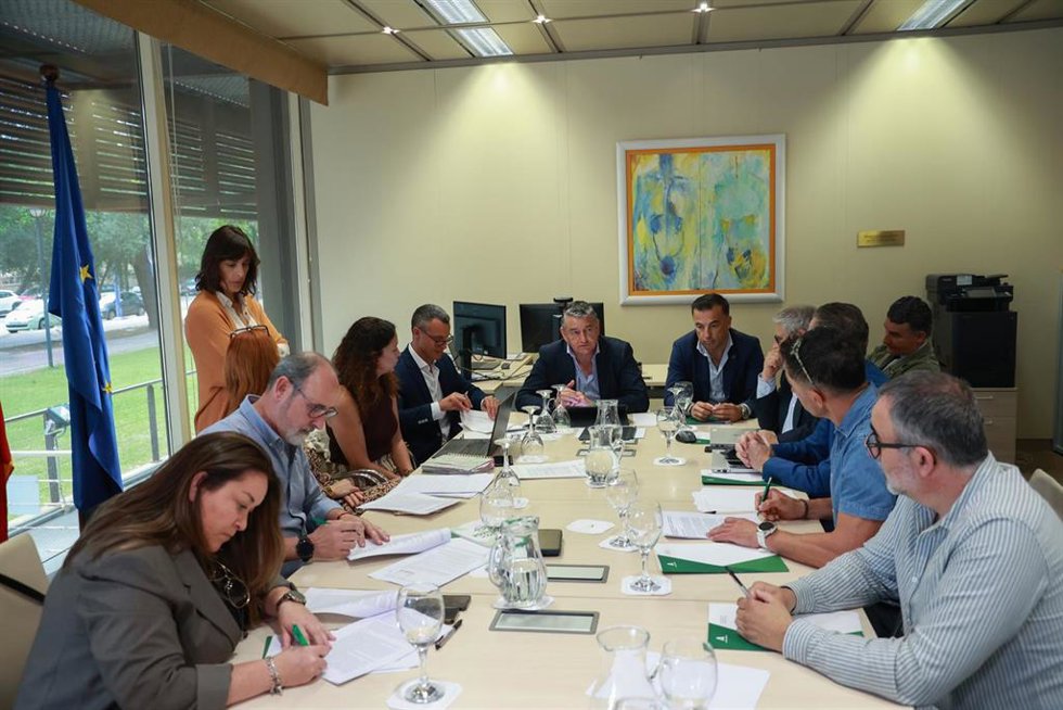 El consejero de Sanidad, Presidencia y Emergencias, Antonio Sanz, durante la firma del preacuerdo con los sindicatos de Infoca. A 11 de mayo de 2026, en Sevilla (Andalucía, España). 