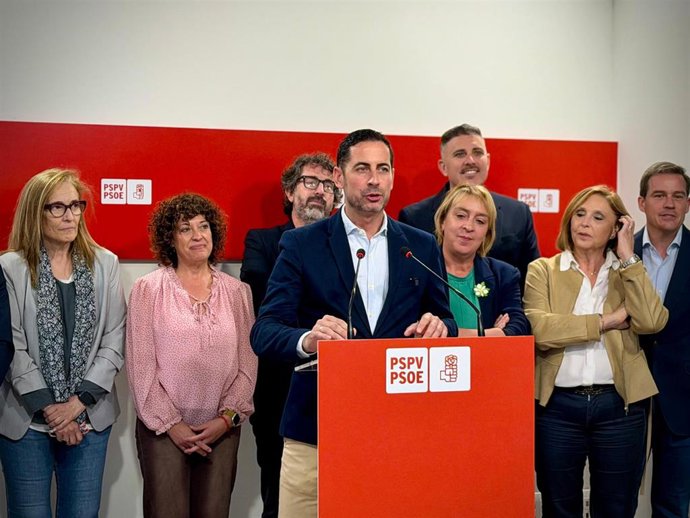 El portavoz del PSPV en la Diputació de València y líder del partido en esta provincia, Carlos Fernández Bielsa, comparece en rueda de prensa