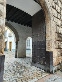 Portón de entrada al Patio de Banderas de Sevilla.