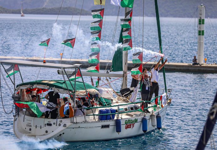 14 de maio de 2026, Marmaris, Turquia: MARMARIS, Turquia — Ativistas, jornalistas, profissionais da área médica e participantes internacionais reúnem-se a bordo de barcos e veleiros durante a partida da missão da Frota Global Sumud de Marmaris, na Turquia