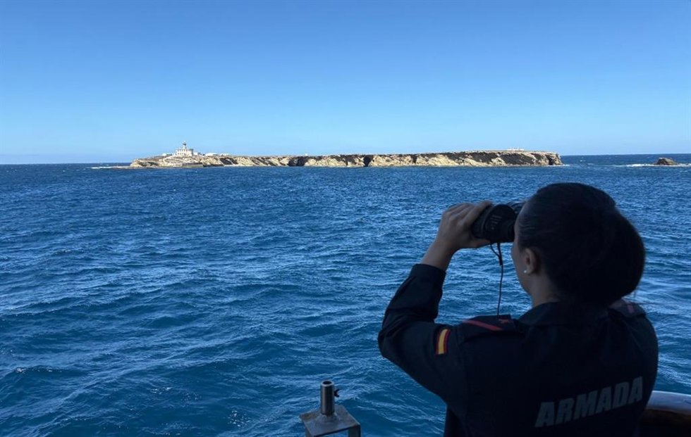 Una militar del patrullero 'Medas' de la Armada
