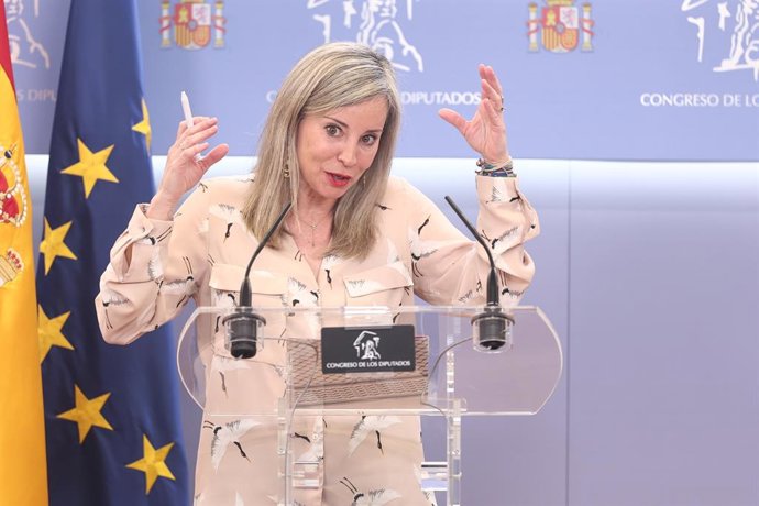 La portavoz del Grupo Parlamentario Plurinacional SUMAR en el Congreso, Verónica Martínez Barbero, durante una rueda de prensa en el Congreso de los Diputados, a 21 de abril de 2026, en Madrid (España).