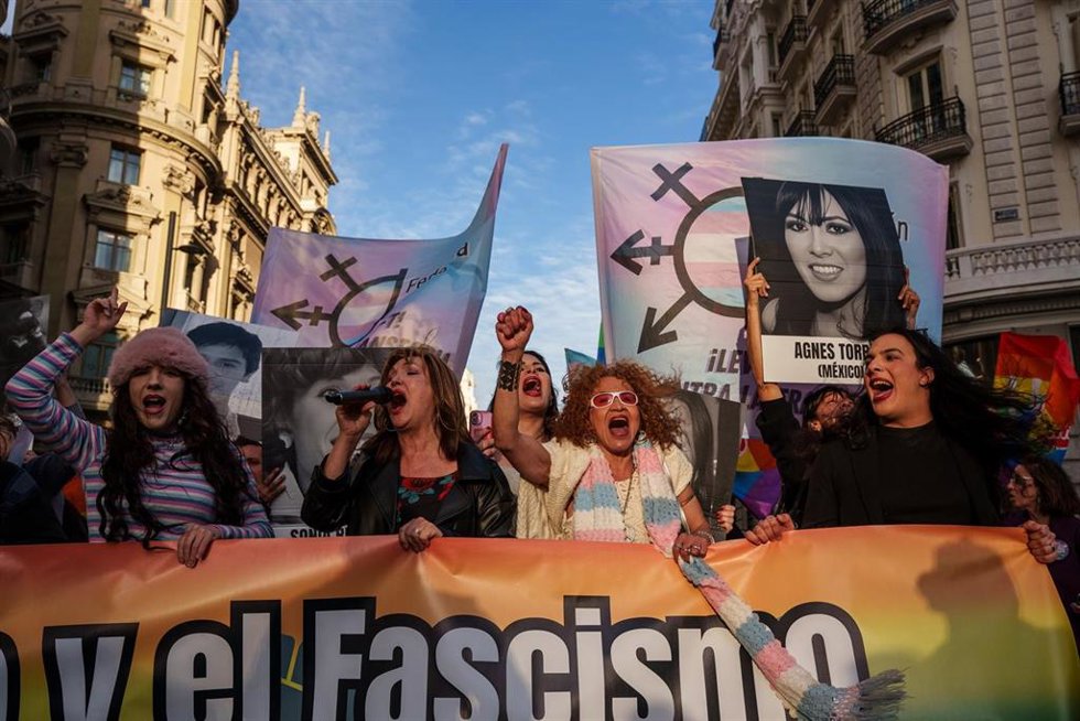Archivo - La presidenta de Plataforma Trans, Mar Cambrollé (2i), interviene durante una manifestación contra las agresiones a personas Lgtbi+ y la amenaza a sus derechos, a 28 de marzo de 2026, en Madrid (España). 