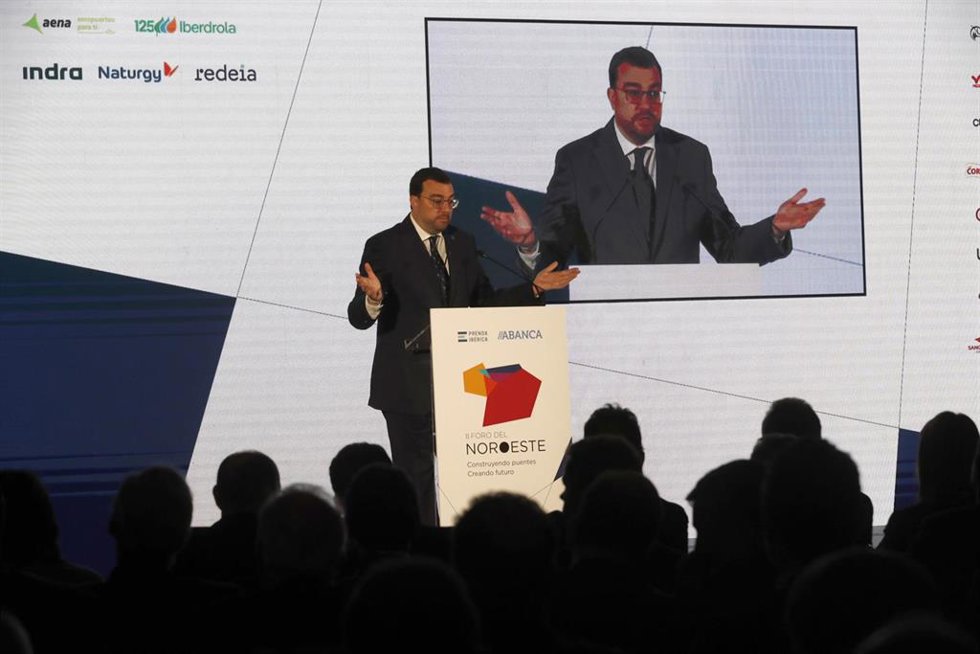 El presidente del Principado de Asturias, Adrián Barbón, en la inauguración de la segunda edición del 'Foro del Noroeste. Construyendo puentes. Creando futuro', organizado por el Grupo Prensa Ibérica en Oviedo.