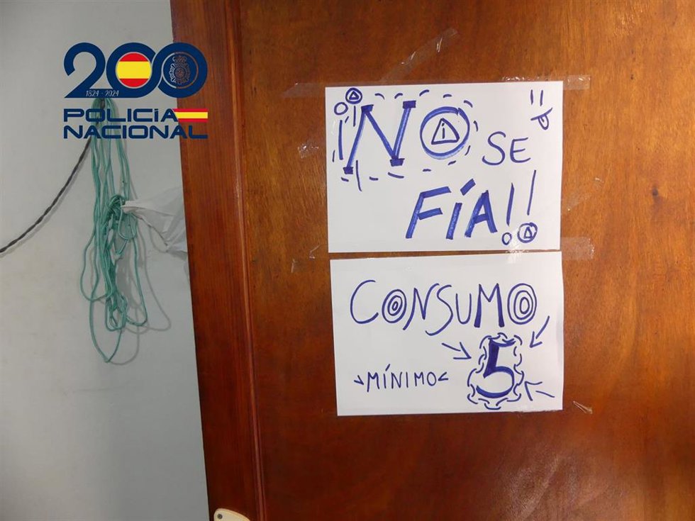 Cartel de 'No se fía' en el domicilio donde tuvo lugar la riña