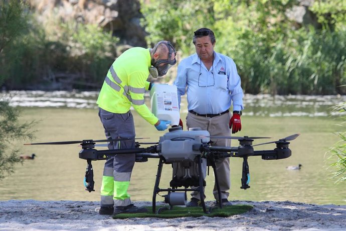 Dron de fumigación contra la mosca negra en Toledo.