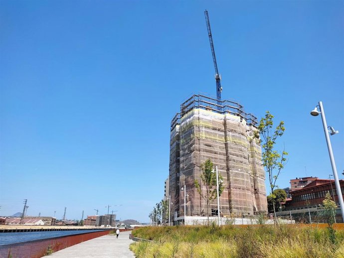 Archivo - Viviendas en construcción en Bilbao