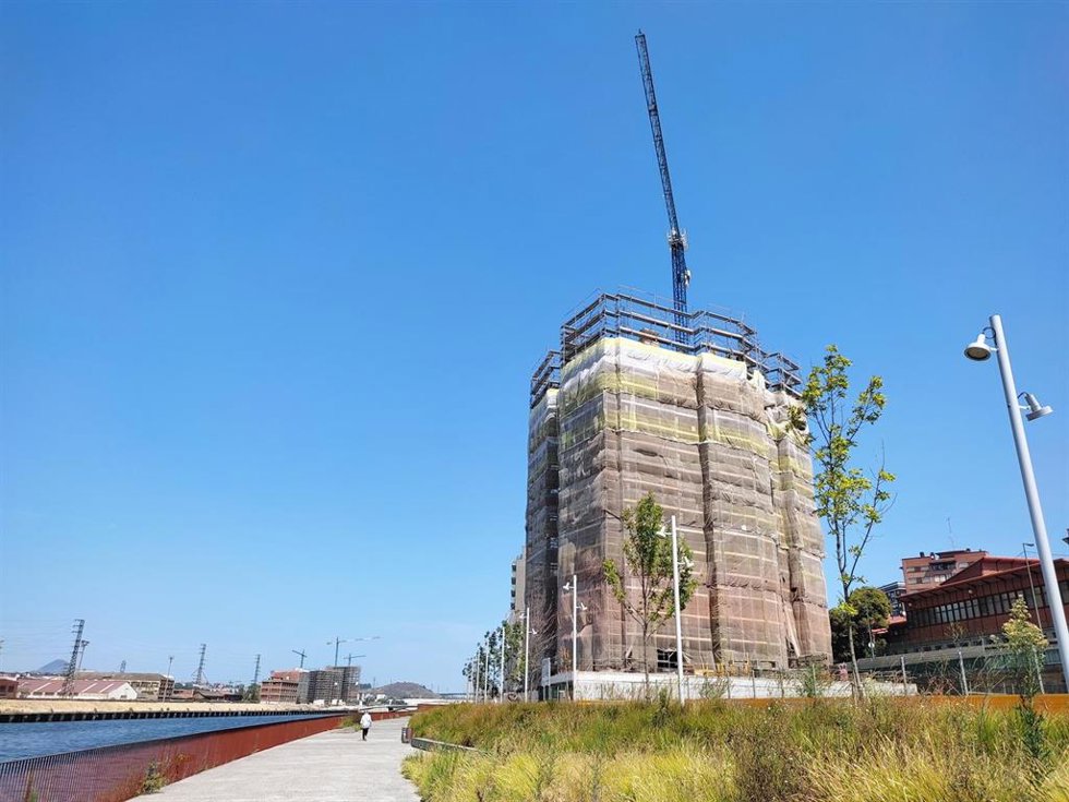 Archivo - Viviendas en construcción en Bilbao