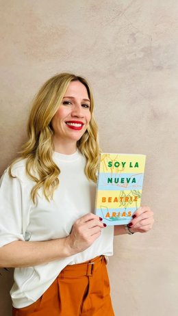 La periodista y escritoria leonesa Beatriz Arias posa con su libro ‘Soy la nueva’.