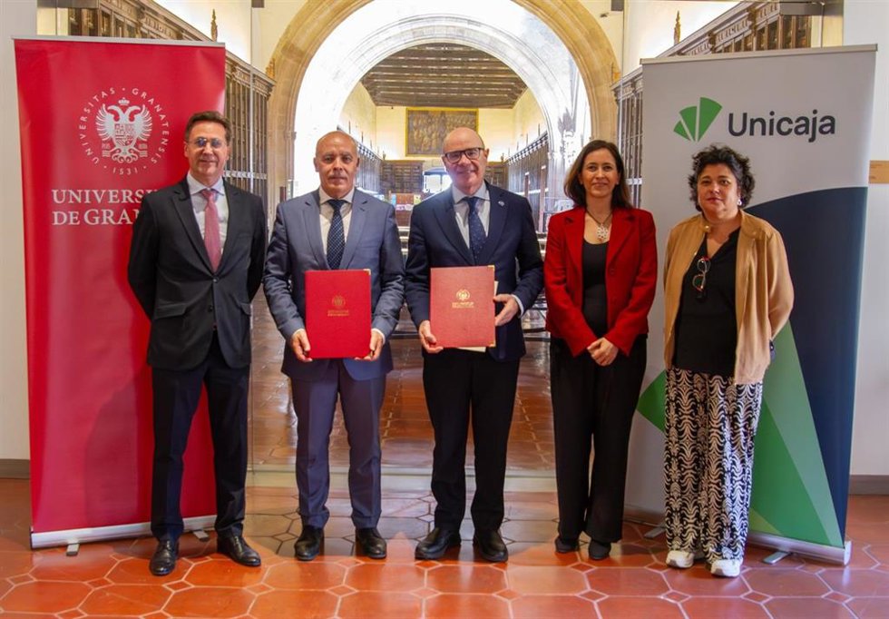 Firma del acuerdo entre Unicaja y la Universidad de Granada.