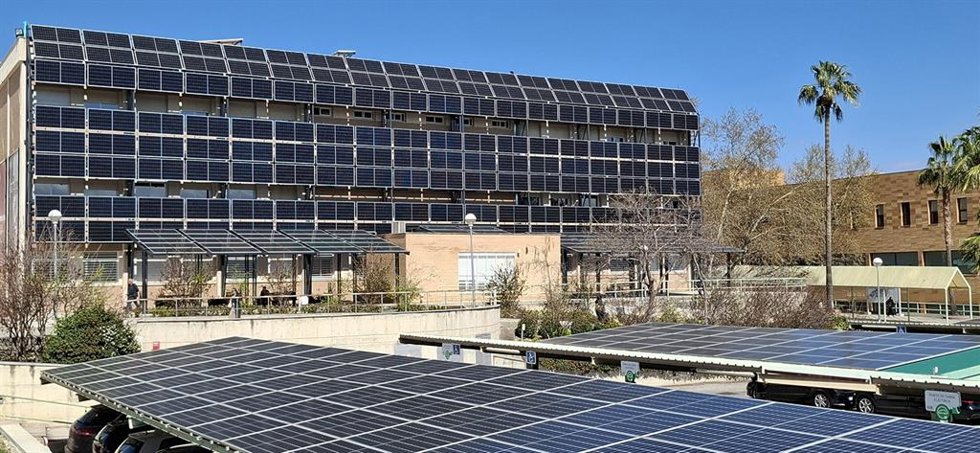Archivo - Placas fotovoltaicas en el Campus de Las Lagunillas