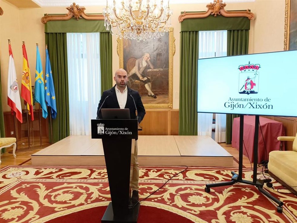 El portavoz de la Junta de Gobierno de Gijón, Jesús Martínez Salvador, en rueda de prensa en el Consistorio gijonés.