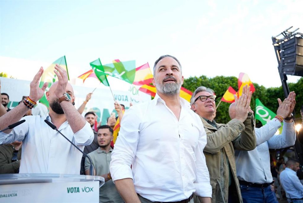 El presidente de Vox, Santiago Abascal (c) durante un acto público de campaña. A 14 de mayo de 2026, en El Ejido, Almería (Andalucía, España). 