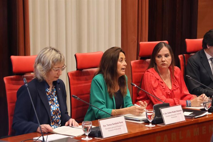 La consellera de Educación y FP de la Generalitat, Esther Niubó, en la comisión de este martes
