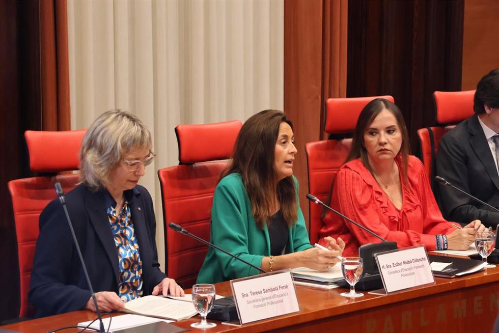 La consellera de Educación y FP de la Generalitat, Esther Niubó, en la comisión de este martes
