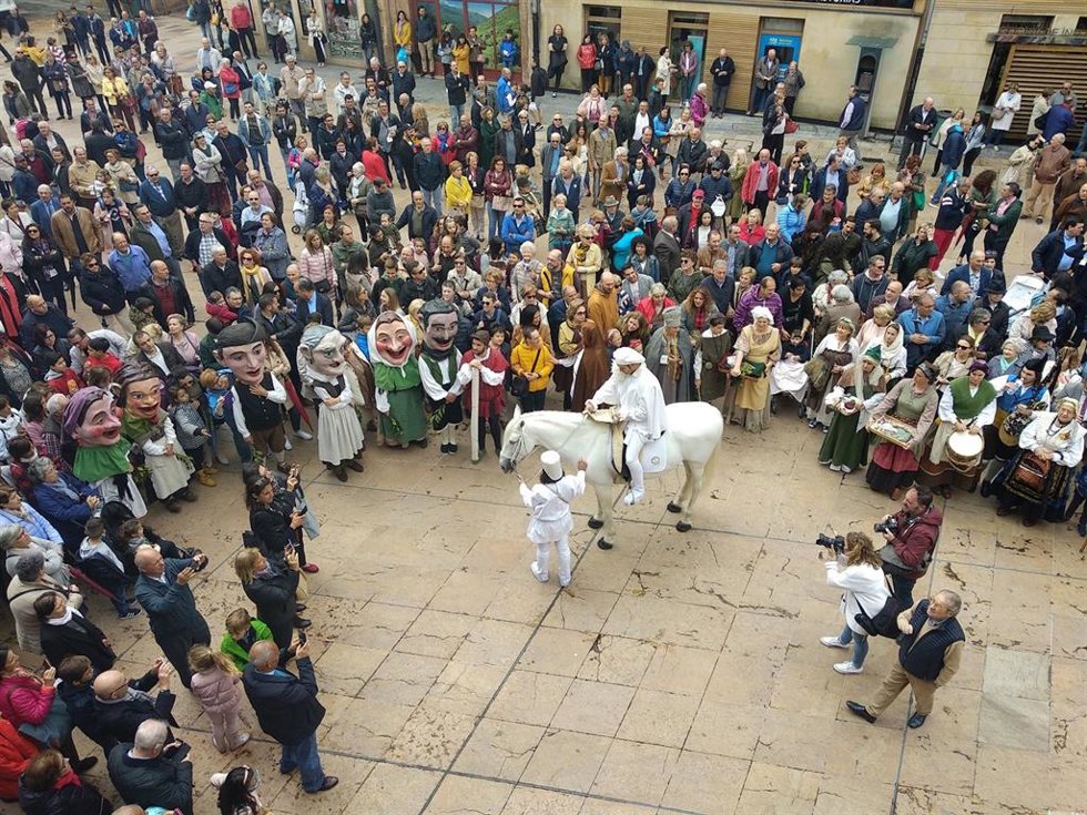 Archivo - El Heraldo de la Balesquida pide permiso al alcalde de Oviedo para celebrar las fiestas del Martes de Campo.
