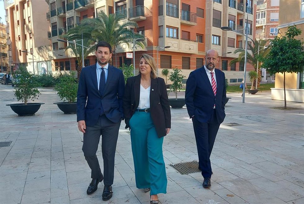 La alcaldesa de Cartagena, Noelia Arroyo, el concejal de Educación y Hacienda, Nacho Jáudenes, y el edil de Presidencia, Urbanismo e Infraestructuras, a su llegada al III Foro de Municipalismo