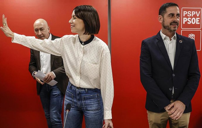 Archivo - La secretaria general del PSPV-PSOE, Diana Morant y el alcalde de Mislata, Carlos Fernández Bielsa, durante la primera reunión de la Comisión Ejecutiva Nacional de los socialistas valencianos, en su sede, a 4 de abril de 2024, en Valencia