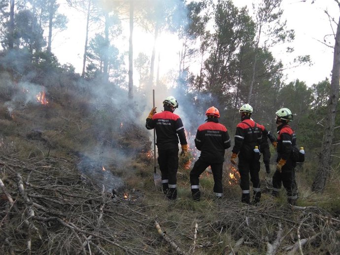 Imagen de archivo de varios bomberos actuando en un incendio