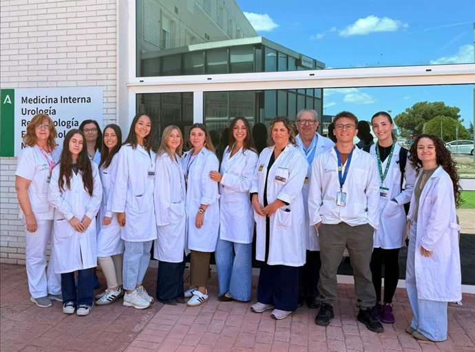 Alumnado del Grado de Nutrición de la Universidad Pablo de Olavide visitan el Hospital de Valme.
