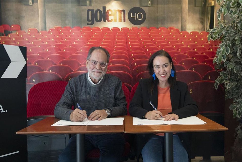 Imagen de la firma del convenio entre el Ayuntamiento de Pamplona y los cines Golem