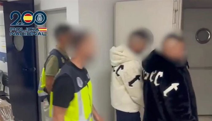 Dos de los cinco detenidos en Huelva por agredir a un hombre.