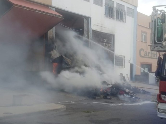 Vista del incendio en una nave de textil en el polígono Juncaril que se declaró el domingo 17 de mayo.