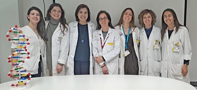 Las doctoras Encarna Guillen y Mary Ballesta, junto a miembros de la sección de Medicina Genética del hospital Virgen de la Arrixaca